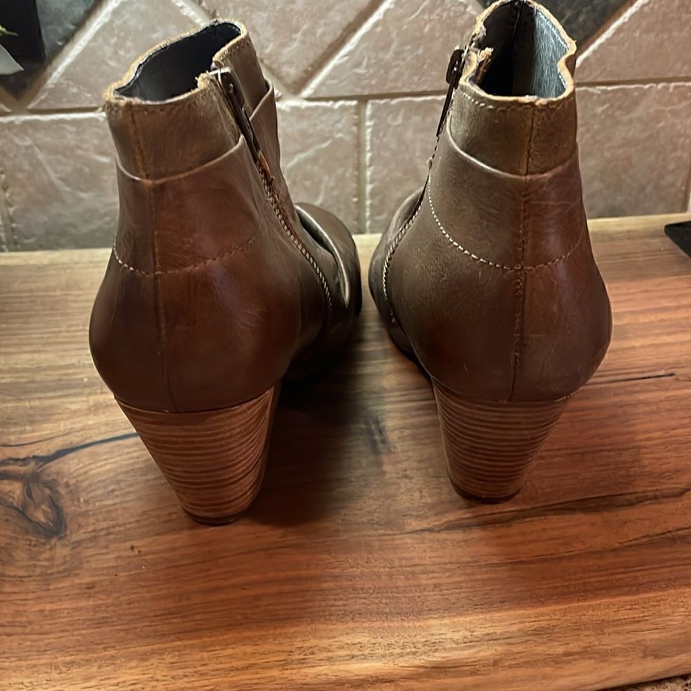 OTBT Rhinelander Leather Zip Up Booties - 7.5 - Picture 5 of 10